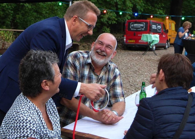 goochelaar aan tafel leuke reacties van de man