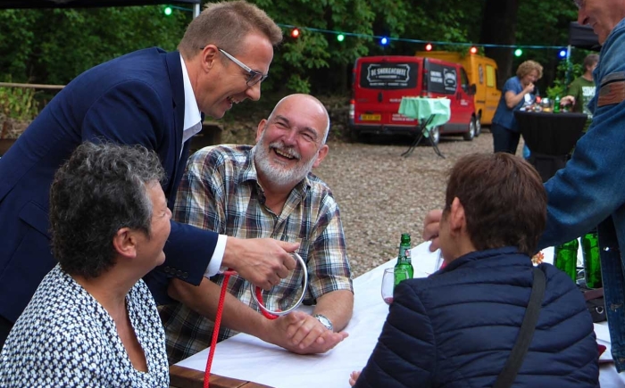 goochelaar aan tafel leuke reacties van de man