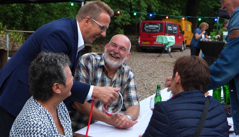 goochelaar aan tafel leuke reacties van de man goochelaar aan tafel leuke reacties van de man