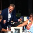 goocheloptreden van dichtbij in restaurant goocheloptreden van dichtbij in restaurant