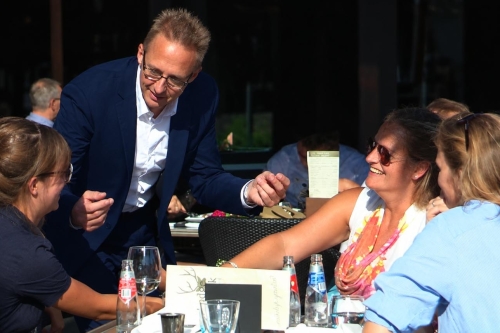 goocheloptreden van dichtbij in restaurant