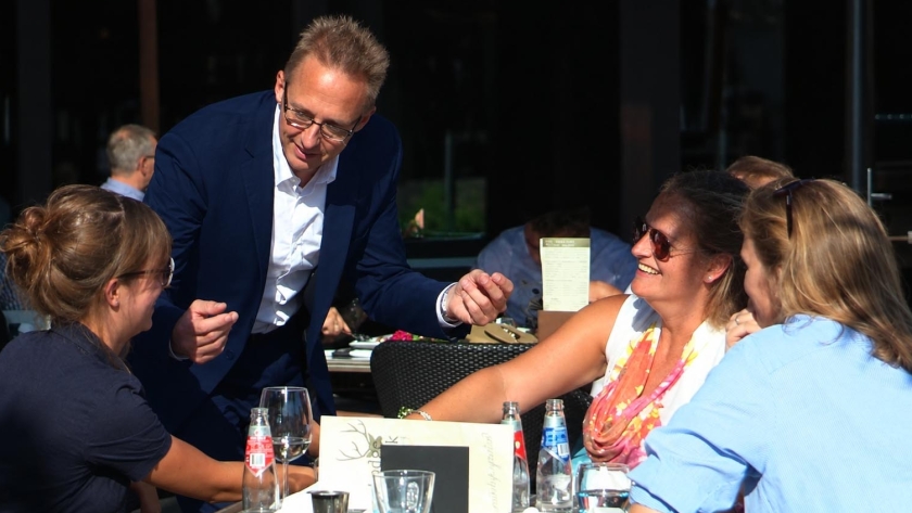 goocheloptreden van dichtbij in restaurant goocheloptreden van dichtbij in restaurant