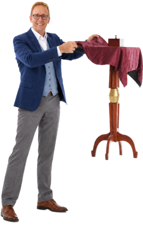 goochelaar met zwevende tafel