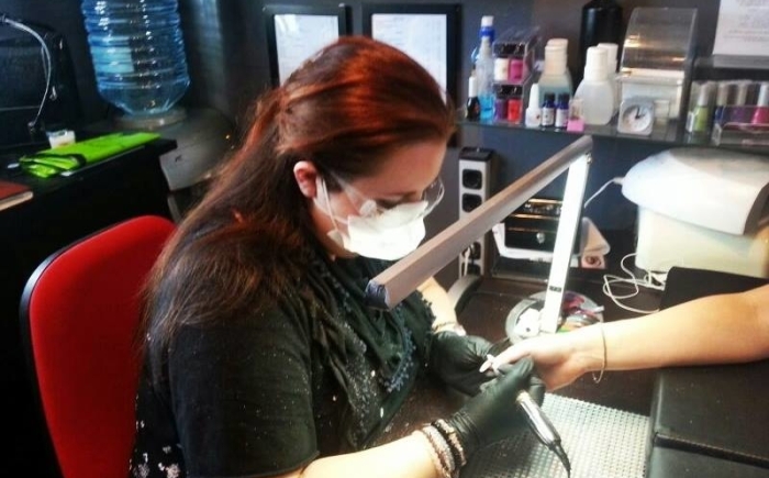 sabine mus aan het werk in nagelstudio assen sabine maakt mooie kunstnagels in assen in de nagelsalon