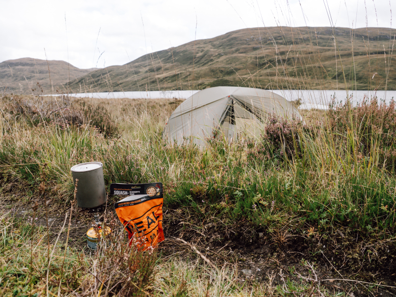 Kamperen en eten met midges in Schotland
