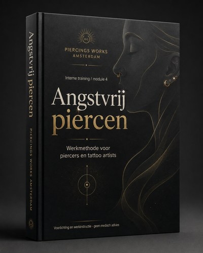 Boekomslag van het e-book Angstvrij piercen, een werkmethode voor piercers en tattoo artists, met zwarte kaft en gouden titel