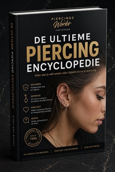 Boekomslag van het e-book De Ultieme Piercing Encyclopedie met een vrouw met oorpiercings op een zwarte kaft