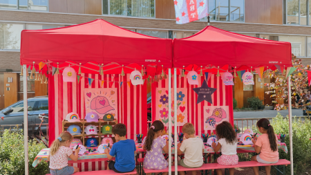 Petjes versieren | Creatieve workshop voor kinderen in de rode tent