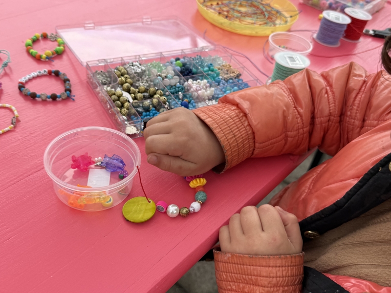 Armbandjes maken tijdens burendag