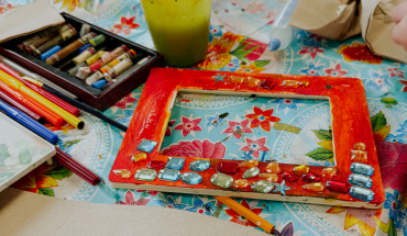 creatieve activiteit met fotolijstjes, verf en glitters