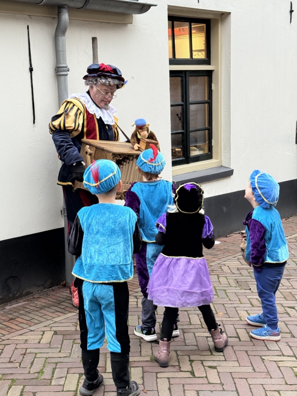 Opa Piet meet en greet Op Piet op bezoek bij de kinderen