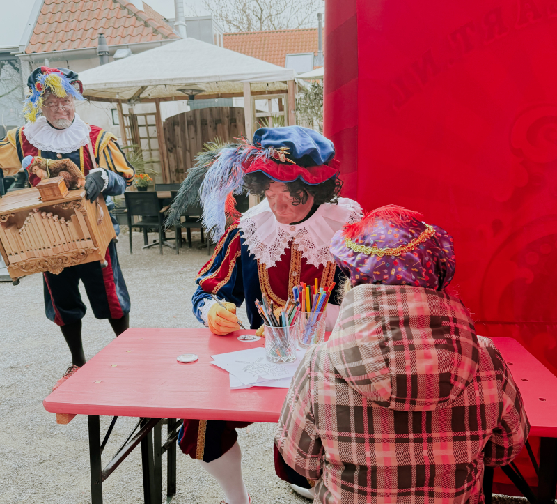 Tekeningen fabriek en button maken met piet Creatieve Sint activiteiten Tekeningen fabriek en button maken