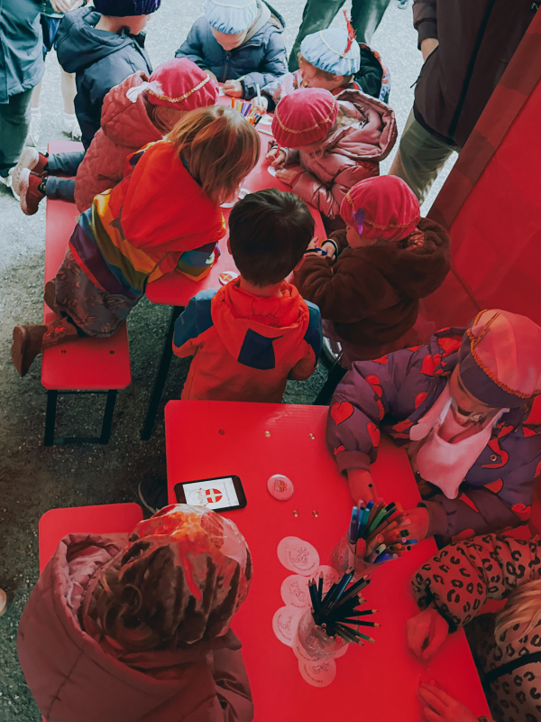 Creatieve Sinterklaas activiteiten Tekeningen fabriek en button maken
