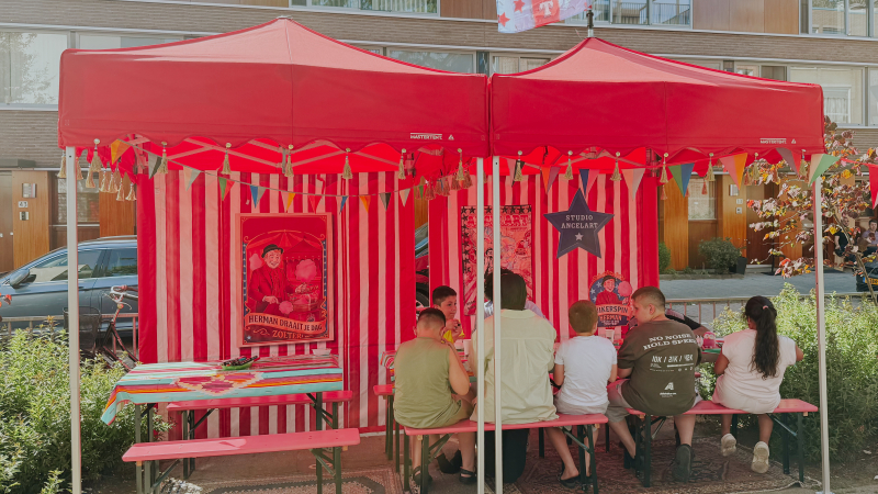 knutselen kinderen Tijdens buurtfeest in Rotterdam