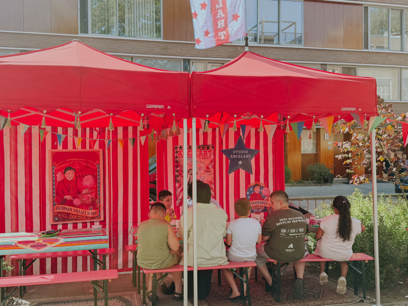 knutselen kinderen Tijdens buurtfeest in Rotterdam