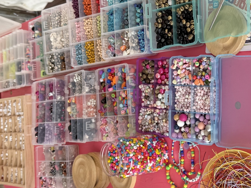 Kralen voor de workshop armbandjes maken tijdens kinder doe dag Varsseveld