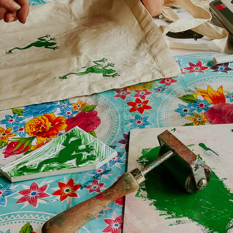 Soft rubber snijden met een guts — voor oudere kinderen en volwassenen Soft rubber snijden met een guts, workshop voor oudere kinderen en volwassenen
