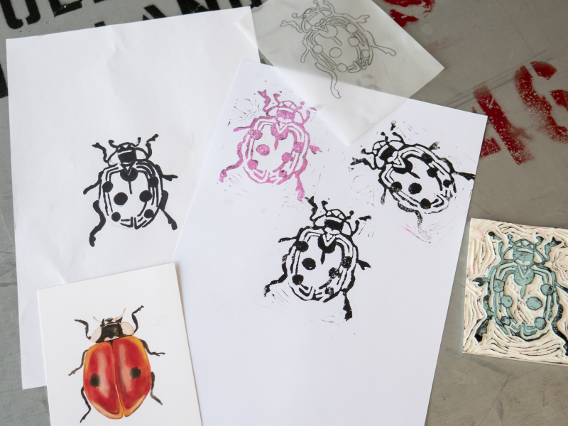 Stempels maken workshop | Foam, rubber en printkunst | Studio Angelart stempelen met soft rubber tijdens stempel workshop