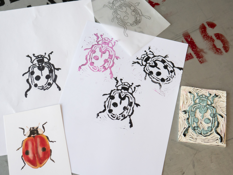 Stempels maken workshop | Foam, rubber en printkunst | Studio Angelart stempelen met soft rubber tijdens stempel workshop
