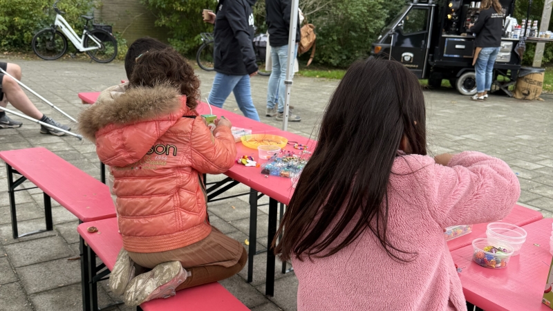Sleutelhangers met kralen maken kinderen aan het knutselen op burendag Utrecht