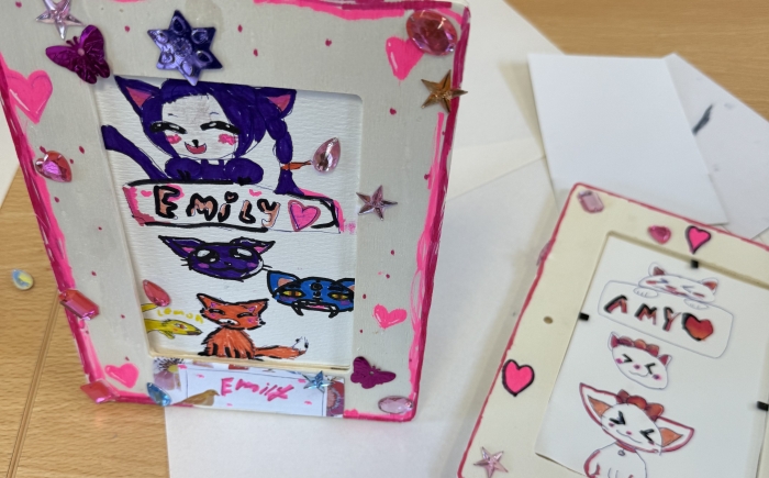 lijstjes met naam en tekeningen gemaakt tijdens creatieve kinder activiteit