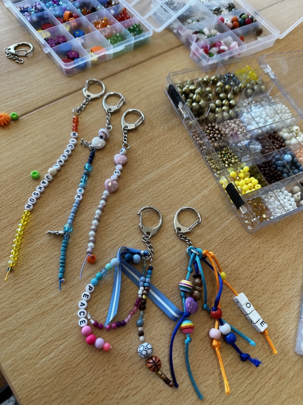 Sleutelhangers met kralen maken kinder activiteit sleutelhangers maken