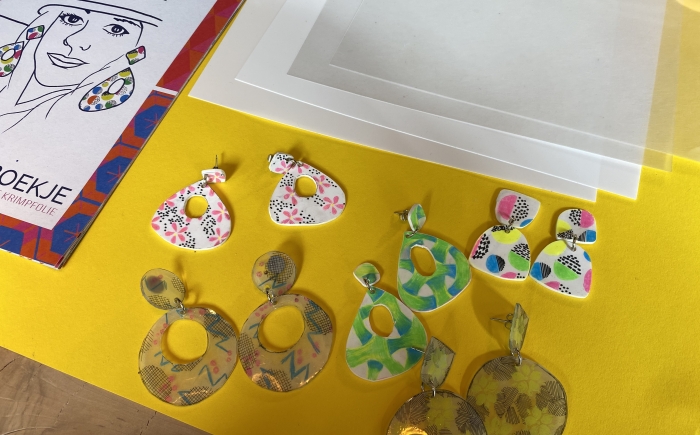 Krimpie Dinky Workshop — Speldjes, Hangers en Sieraden van Krimpfolie — verkooppagina Krimpie Dinky Workshop oorbellen maken
