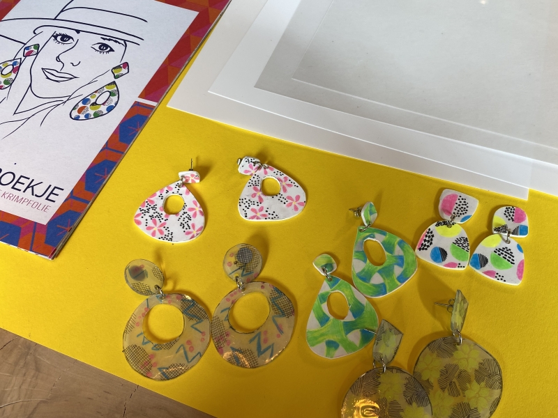 Krimpie Dinky Workshop — Speldjes, Hangers en Sieraden van Krimpfolie — verkooppagina Krimpie Dinky Workshop oorbellen maken