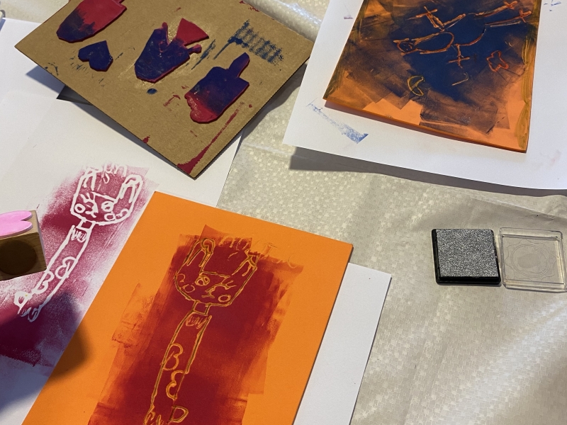 Stempels maken workshop | Foam, rubber en printkunst | Studio Angelart stempelen met foam tijdens creatieve kinderactiviteit