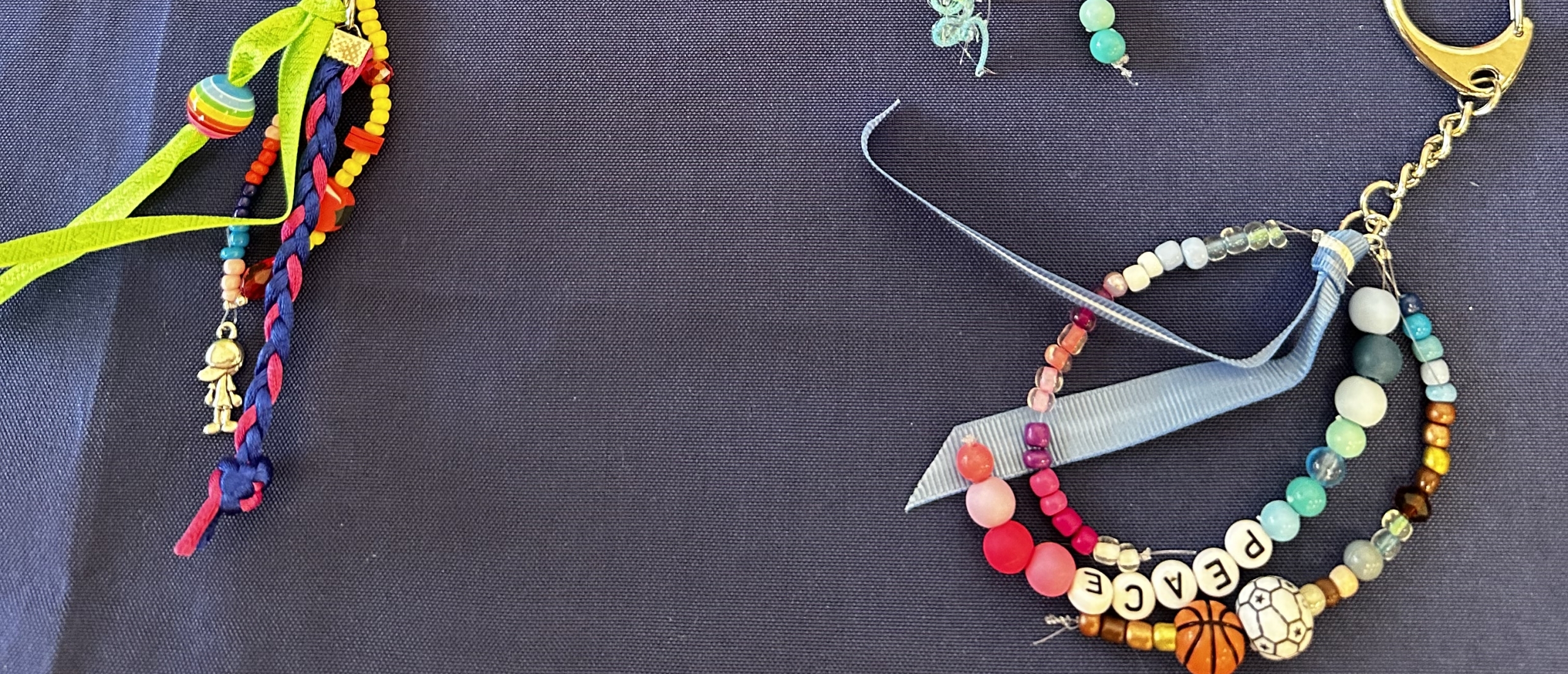 Kralen sleutelhanger maken — 8 ideeën met letterkralen, bedeltjes en lint | Studio Angelart