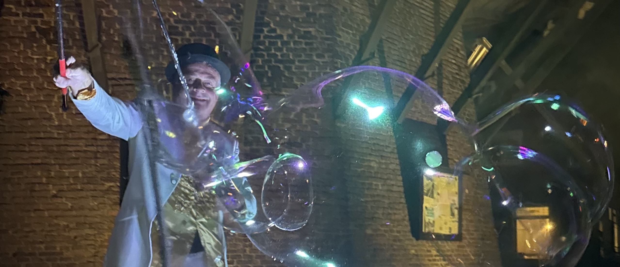 Dickens festival sfeer creëren | Bellen, licht en muziek zonder kostuumdrama | Studio Angelart