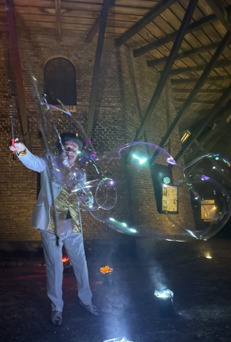 zeepbellen show met nostalgische molen de fortuin Hattem op de achtergrond