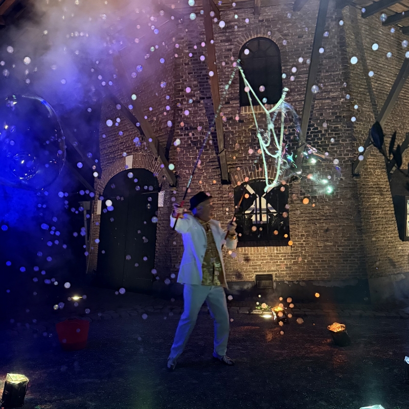 Zeepbellenshow winter met spots | Bellenact voor avondevenementen | Studio Angelart bellenblaas show in de avond