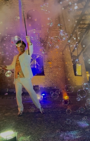 bellenblaas show met licht bij molen de fortuin Hattem