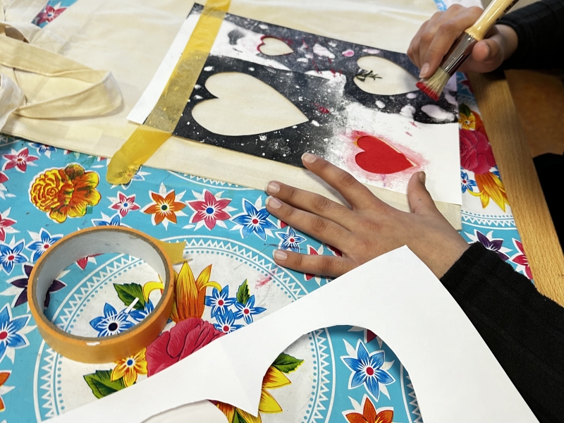 tasjes versieren met sjablonen tijdens creatieve workshop