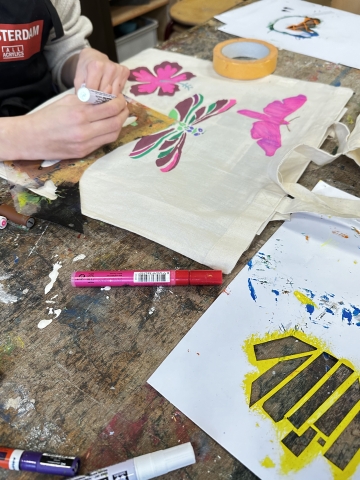 tasjes workshop met sjablonen acrylverf en acrylstiften