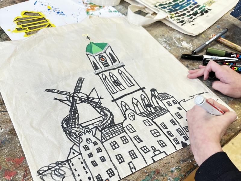 workshop tas beschilderen. Zwolse peperbus met acrylstift en verf