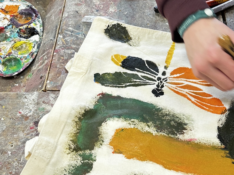 tasje beschilderd met acrylverf tijdens workshop