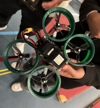 zelf gebouwde race drone