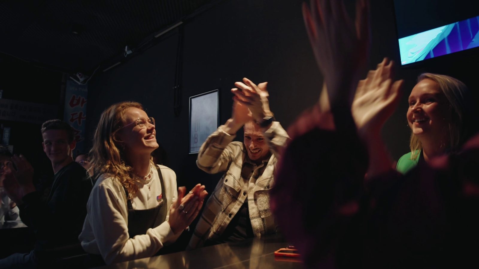 Collega’s juichen tijdens Beatz n Bingo