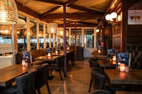 Interieur van Café de Paris aan het Raadhuisplein in Apeldoorn