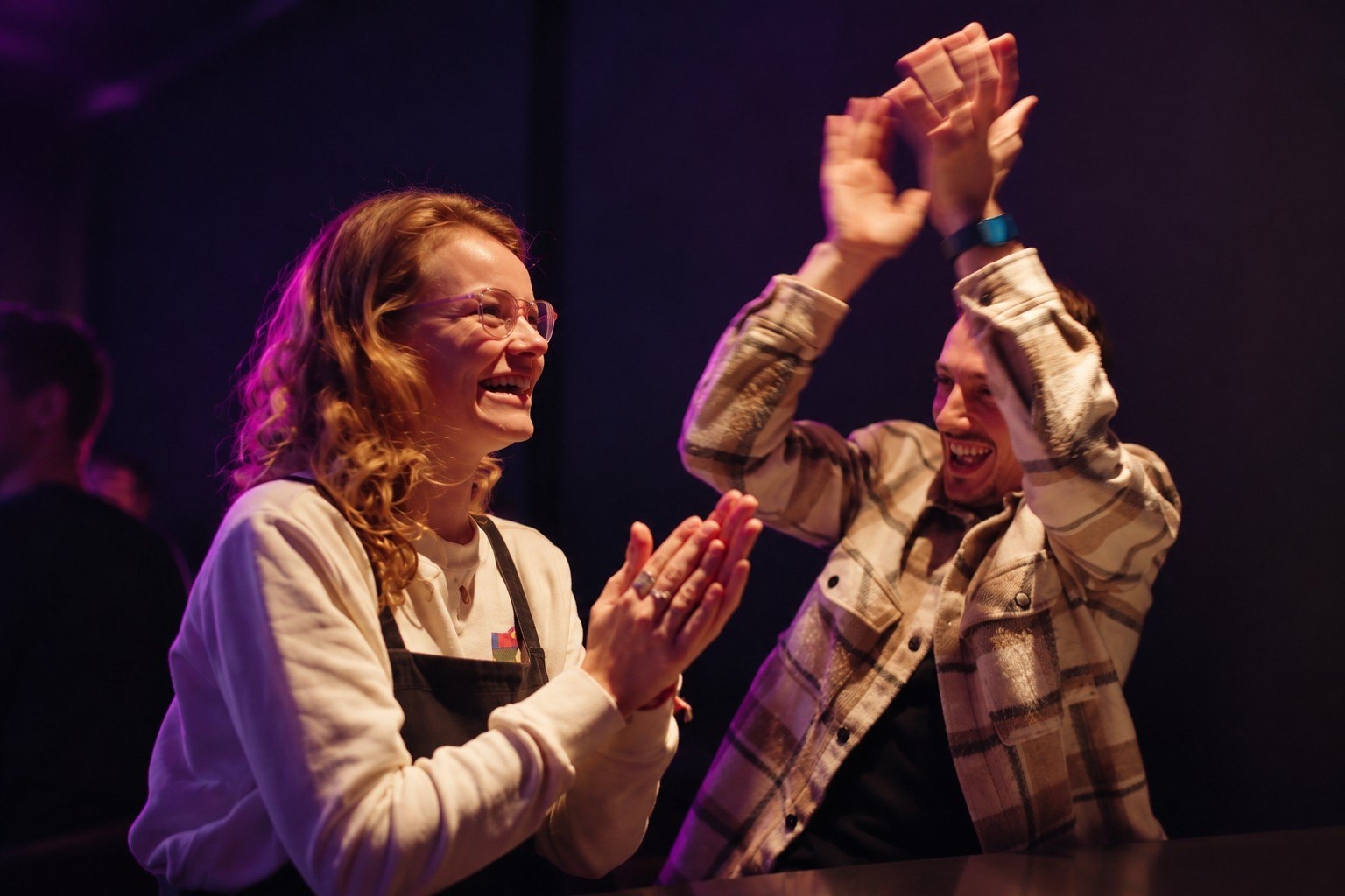 Collega's geven elkaar een high five tijdens een spel