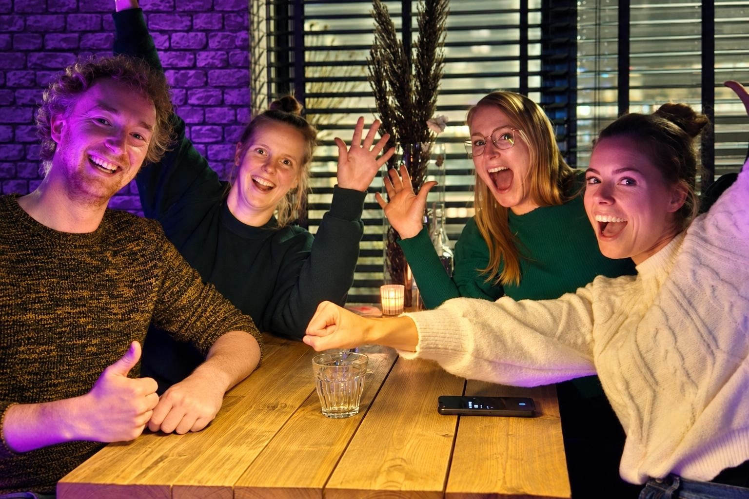 Collega's juichen samen tijdens een spel op eigen locatie