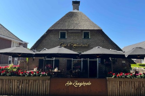 De Zaagkoele in Dwingeloo Boerderij met rieten dak en terras met parasols van De Zaagkoele op de Brink in Dwingeloo