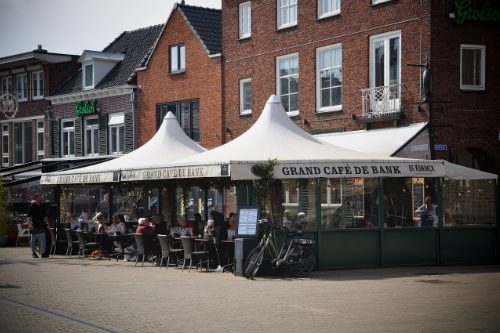 Terras met witte tentdaken voor Grand Café De Bank op het Simonsplein in Doetinchem