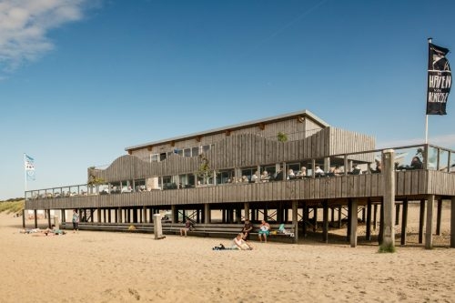 De Haven van Renesse in Renesse Houten strandpaviljoen De Haven van Renesse op palen op het strand van Renesse
