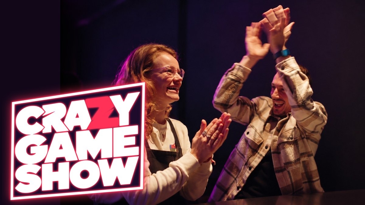 Collega's juichen tijdens de Crazy Game Show Kerst
