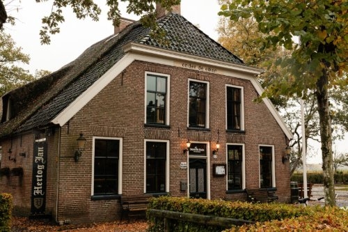 Onder de Eiken in Dwingeloo Gevel van de boerderij van café-restaurant Onder de Eiken in Dwingeloo