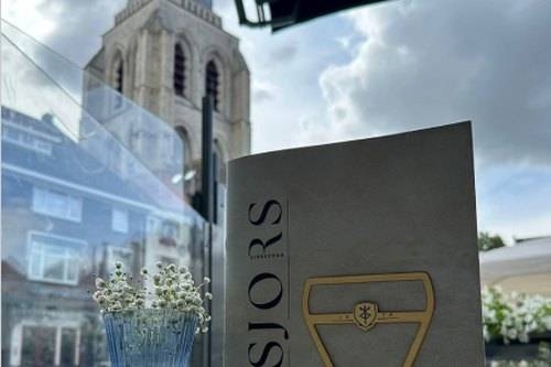 Menukaart van Sjors Brasserie met zicht op de Peperbus in Bergen op Zoom
