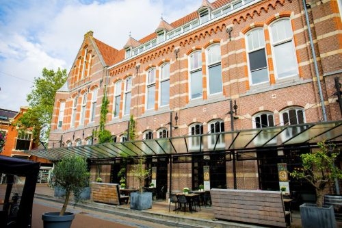 Gevel en terras van 't Zusje aan het Marktplein in Apeldoorn